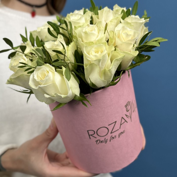 15 белых роз Атена в коробке