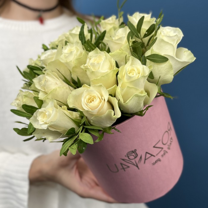 15 белых роз Атена в коробке