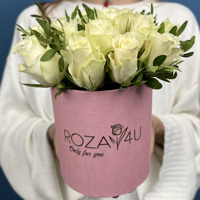 15 белых роз Атена в коробке