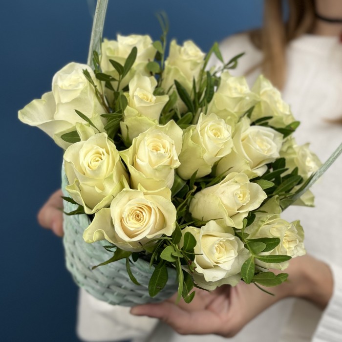 15 белых роз Атена в корзине
