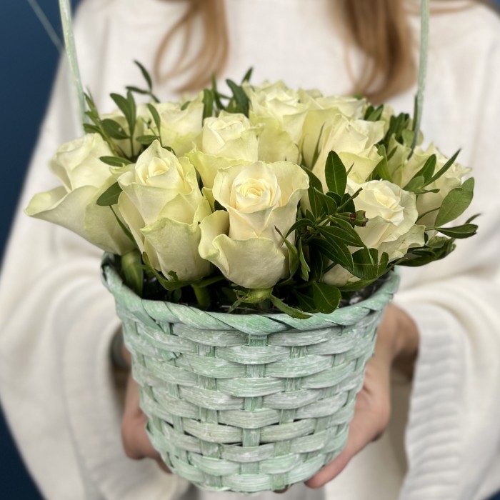15 белых роз Атена в корзине