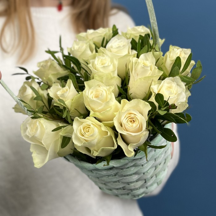 15 белых роз Атена в корзине
