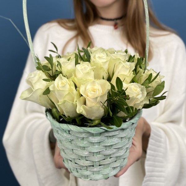 15 белых роз Атена в корзине