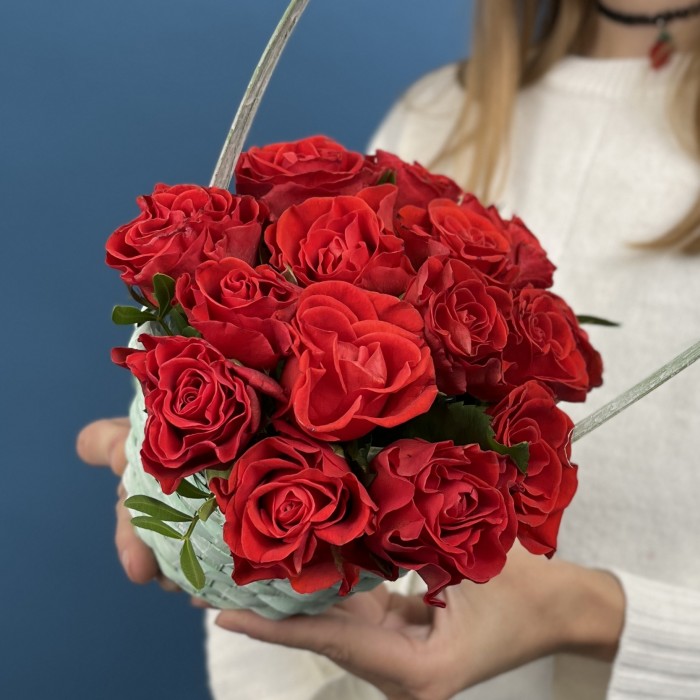 15 алых роз Эль Торо в корзине