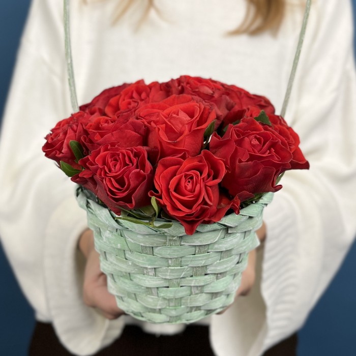 15 алых роз Эль Торо в корзине