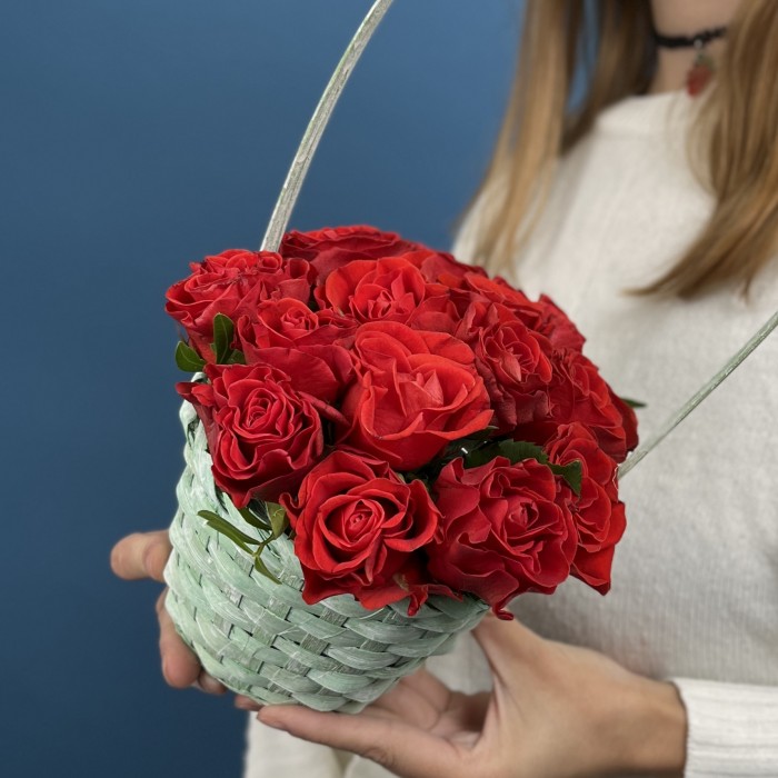 15 алых роз Эль Торо в корзине