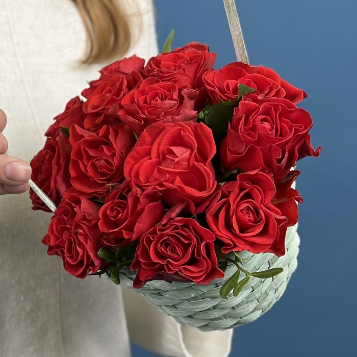 15 алых роз Эль Торо в корзине