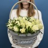 25 белых роз Атена в корзине