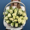25 белых роз Атена в корзине