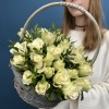 25 белых роз Атена в корзине