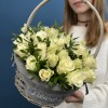 25 белых роз Атена в корзине