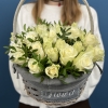 25 белых роз Атена в корзине