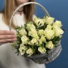 25 белых роз Атена в корзине