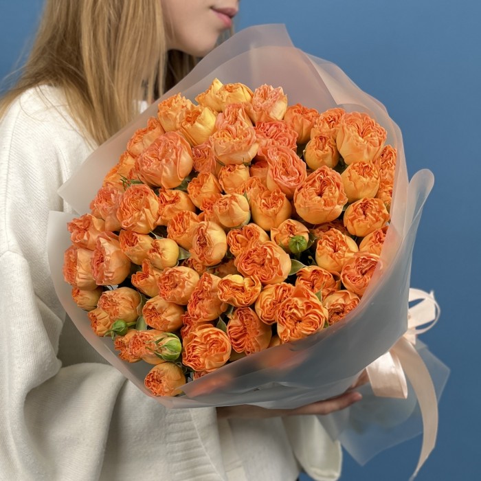 25 кустовых пионовидных роз Оранж Трендсеттер 40 см