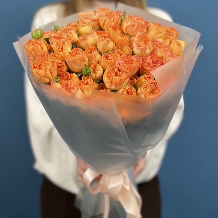 25 кустовых пионовидных роз Оранж Трендсеттер 40 см