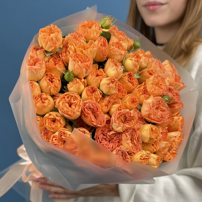 25 кустовых пионовидных роз Оранж Трендсеттер 40 см