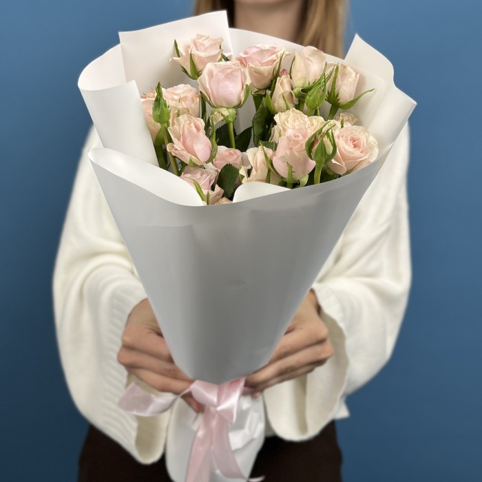 5 кремово-розовых роз Шелби 40 см