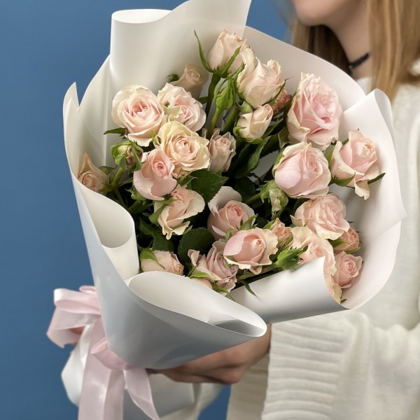 5 кремово-розовых роз Шелби 40 см