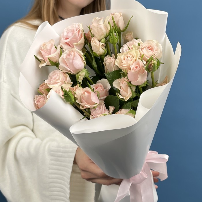 5 кремово-розовых роз Шелби 40 см
