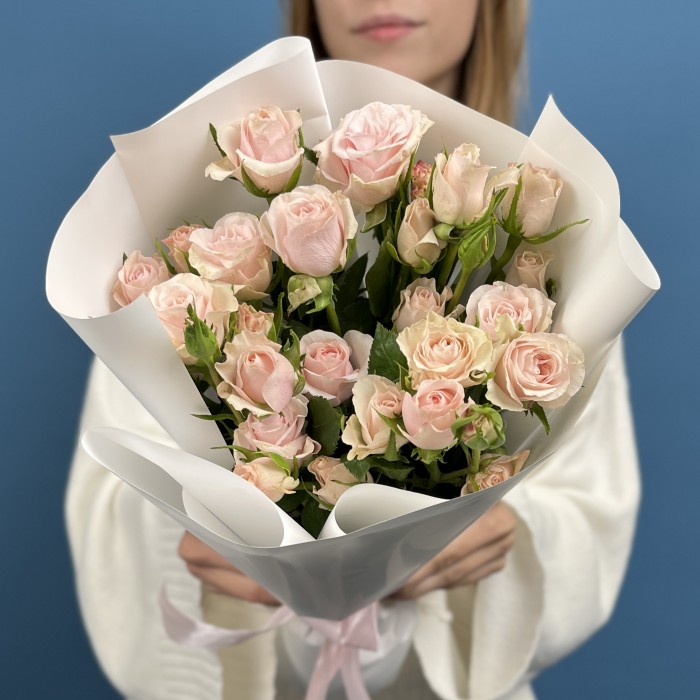 5 кремово-розовых роз Шелби 40 см