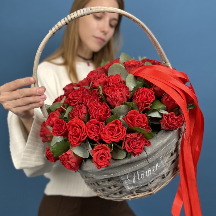 51 алая Роза Эль Торо в корзине