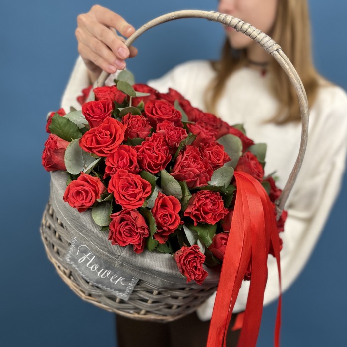 51 алая Роза Эль Торо в корзине