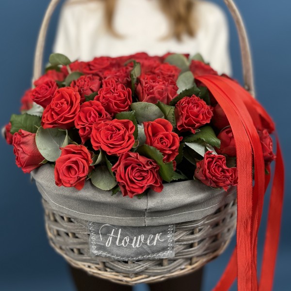 51 алая Роза Эль Торо в корзине