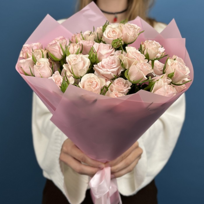 7 кремово-розовых роз Шелби 40 см