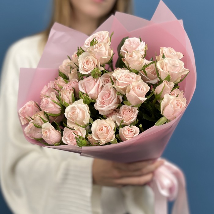 7 кремово-розовых роз Шелби 40 см