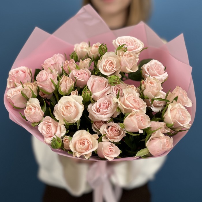 7 кремово-розовых роз Шелби 40 см