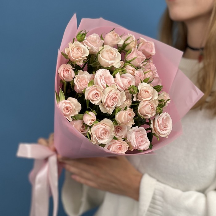 7 кремово-розовых роз Шелби 40 см