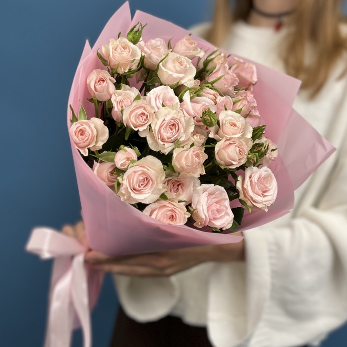 7 кремово-розовых роз Шелби 40 см