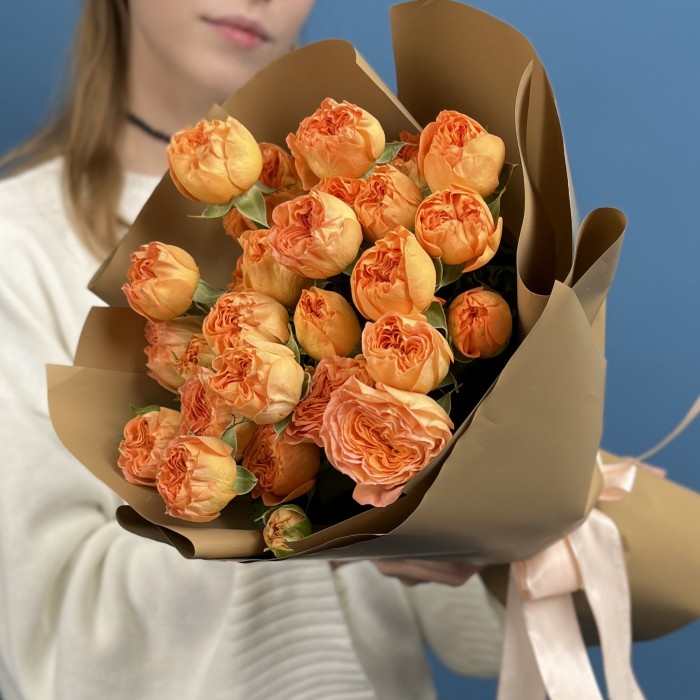 7 кустовых пионовидных роз Оранж Трендсеттер 40 см