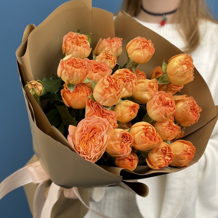 7 кустовых пионовидных роз Оранж Трендсеттер 40 см