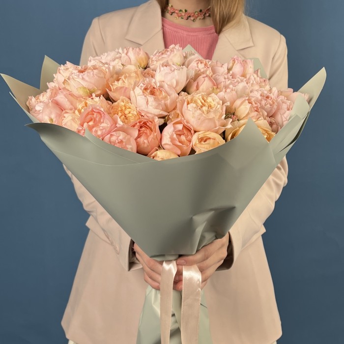 25 кустовых пионовидных роз Джульетта Хани 40 см