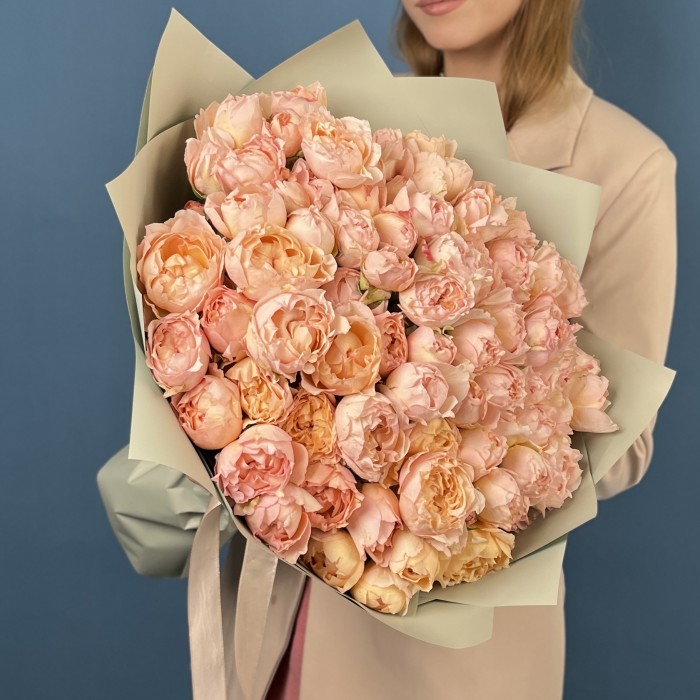 25 кустовых пионовидных роз Джульетта Хани 40 см