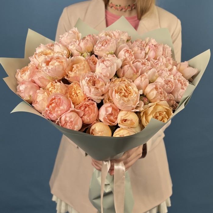 25 кустовых пионовидных роз Джульетта Хани 40 см