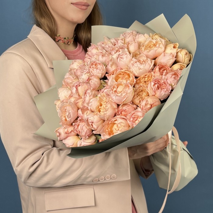 25 кустовых пионовидных роз Джульетта Хани 40 см