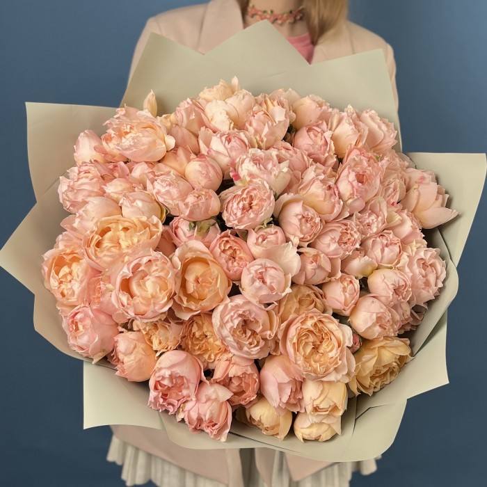 25 кустовых пионовидных роз Джульетта Хани 40 см