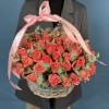 51 коралловая роза Эйс Пинк с эвкалиптом в корзине