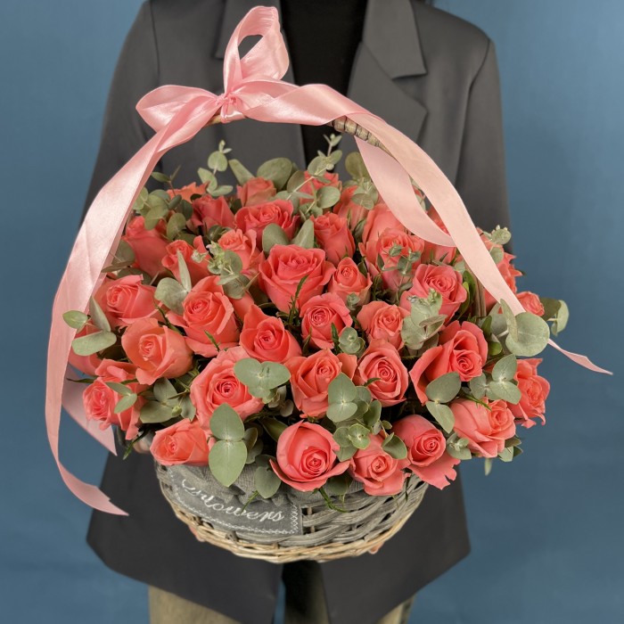 51 коралловая роза Эйс Пинк с эвкалиптом в корзине