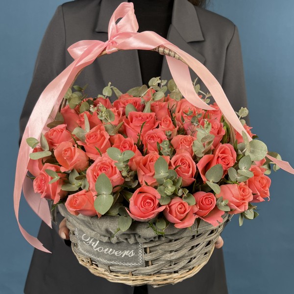 51 коралловая роза Эйс Пинк с эвкалиптом в корзине