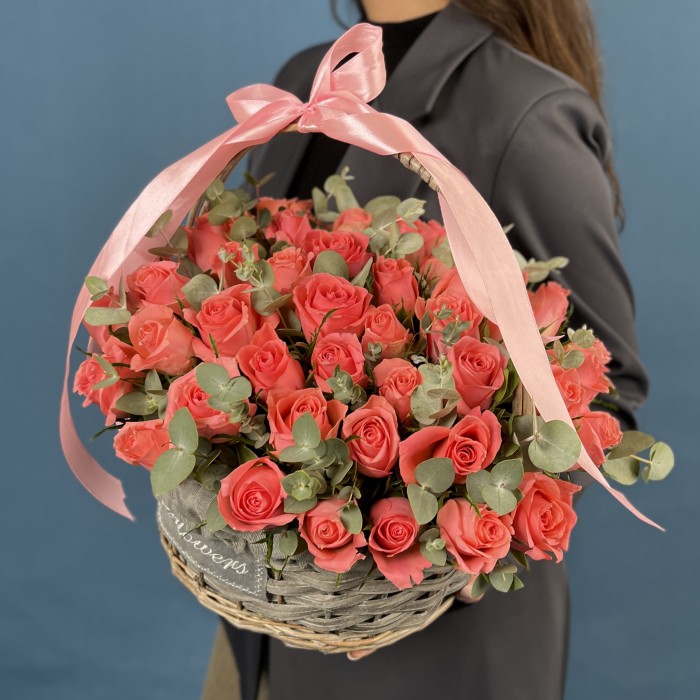 51 коралловая роза Эйс Пинк с эвкалиптом в корзине