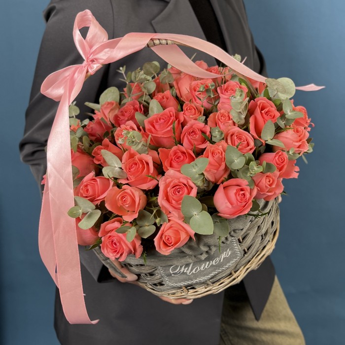 51 коралловая роза Эйс Пинк с эвкалиптом в корзине