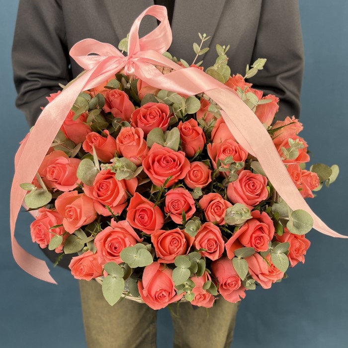51 коралловая роза Эйс Пинк с эвкалиптом в корзине