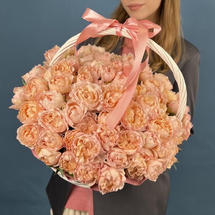 25 кустовых пионовидных роз Джульетта Хани в корзине