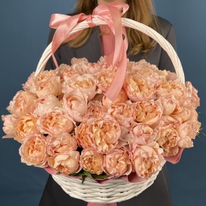 25 кустовых пионовидных роз Джульетта Хани в корзине