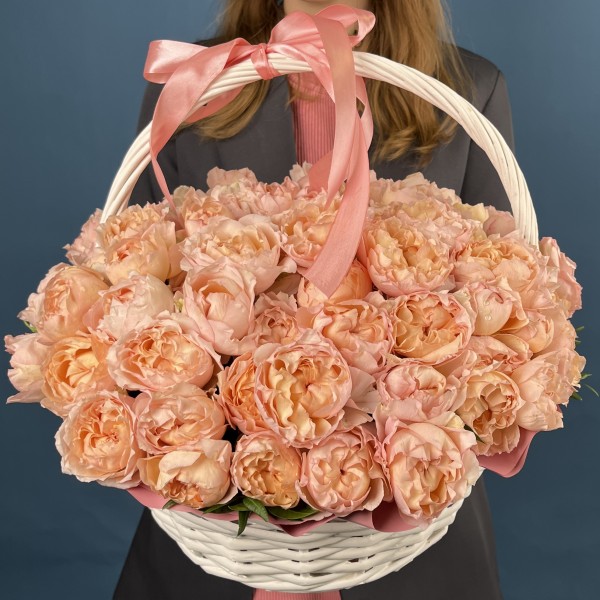 25 кустовых пионовидных роз Джульетта Хани в корзине