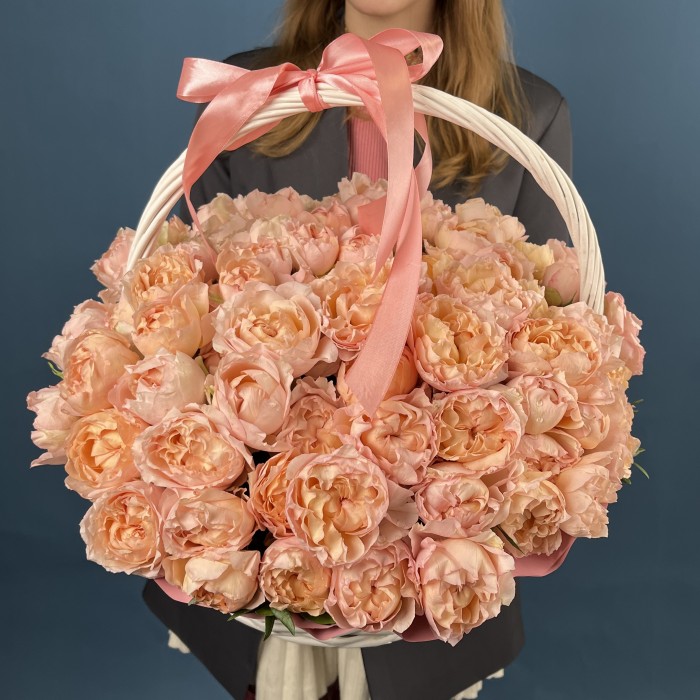 25 кустовых пионовидных роз Джульетта Хани в корзине