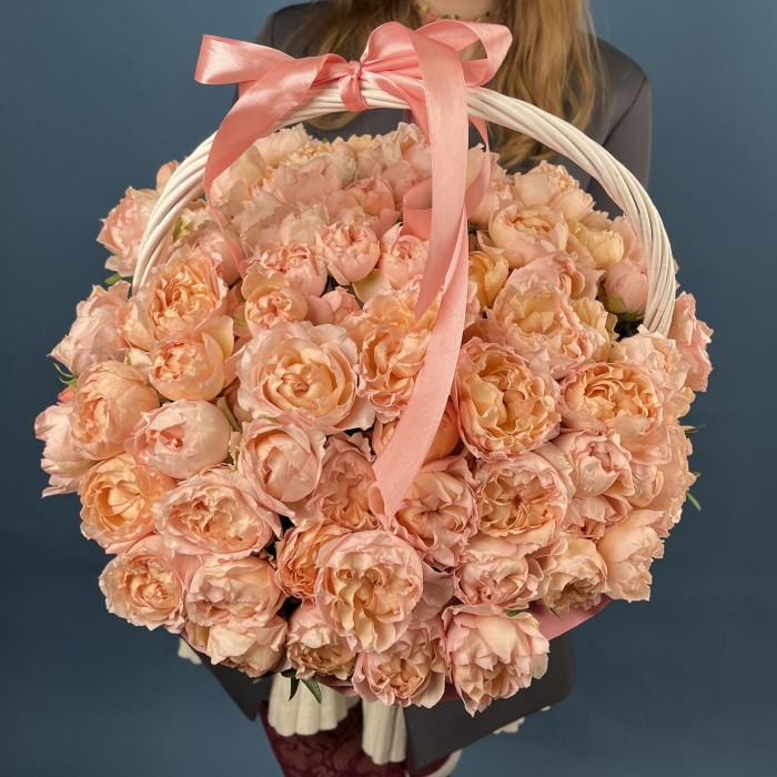 25 кустовых пионовидных роз Джульетта Хани в корзине